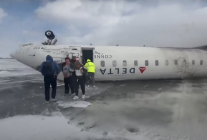 
Delta Air Lines fait désormais face à 11 poursuites judiciaires de la part de passagers suite à l atterrissage en catastrophe 