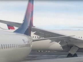 
Hier, à l aéroport international Seattle-Tacoma, aux Etats-Unis, un Boeing 737 de Delta Air Lines et un Boeing 787 Dreamliner d
