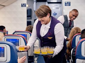 
Alors que les compagnies aériennes américaines et canadiennes négocient de nouveaux contrats de travail, les personnels de cab