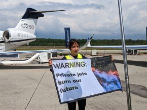 
Une centaine de militants pour le climat ont manifesté mardi à l aéroport de Genève, où le trafic aérien a été suspendu p