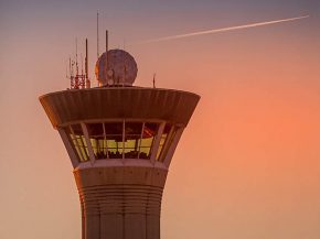 
Bruxelles, dans un communiqué, s est prononcé pour des   objectifs contraignants » en matière de navigation aérienne, soi